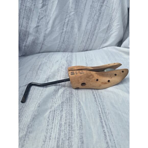 Vintage Wooden Shoe Stretcher Ladies Regular Size 5B–8A Made in Taiwan - Picture 1 of 3